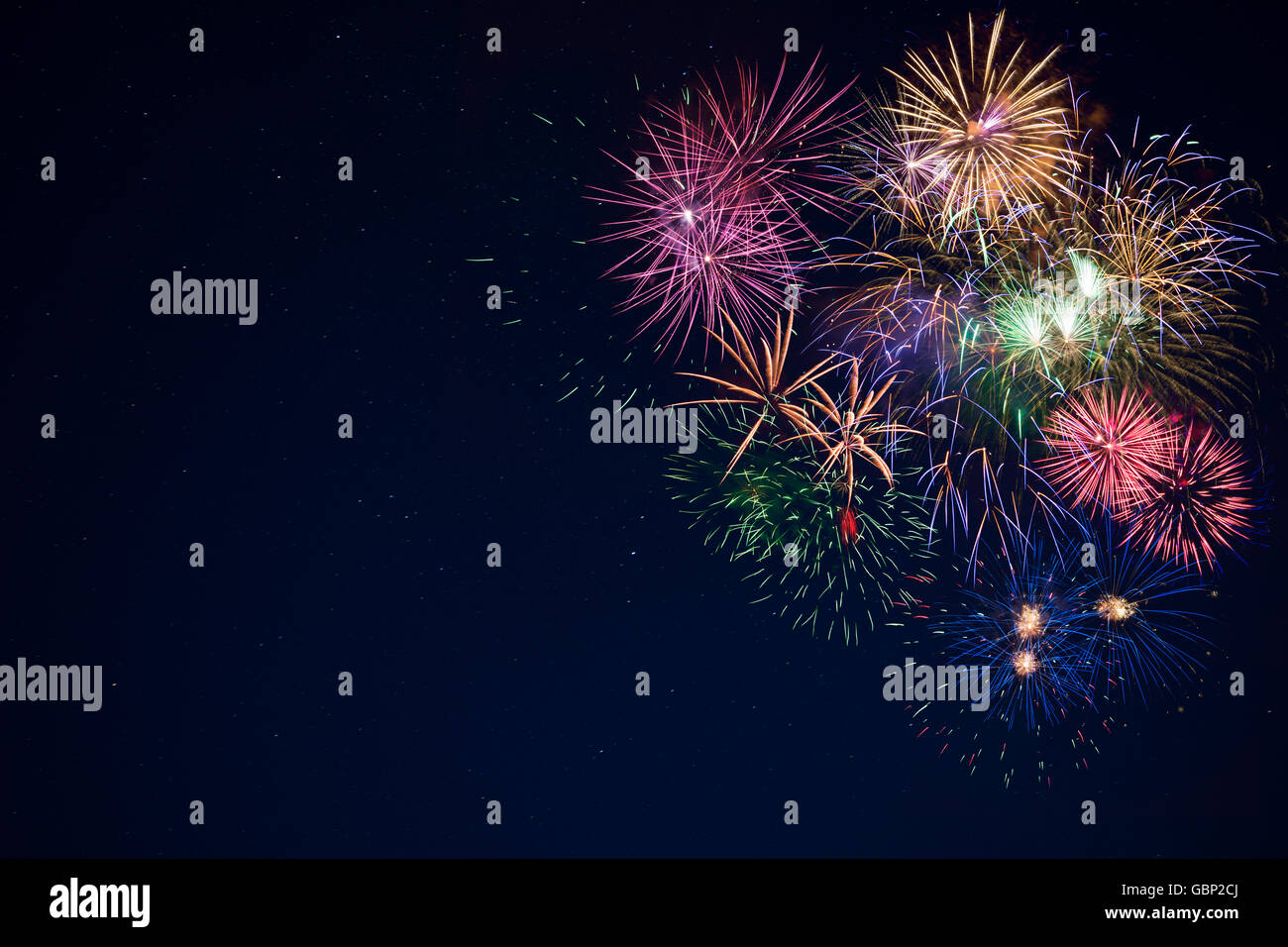 Bella celebrazione golden, rosso, viola, verde scintillante fuochi d'artificio. Anno nuovo bellissimo fuochi d'artificio. Vacanze sfondo del simbolo. Foto Stock
