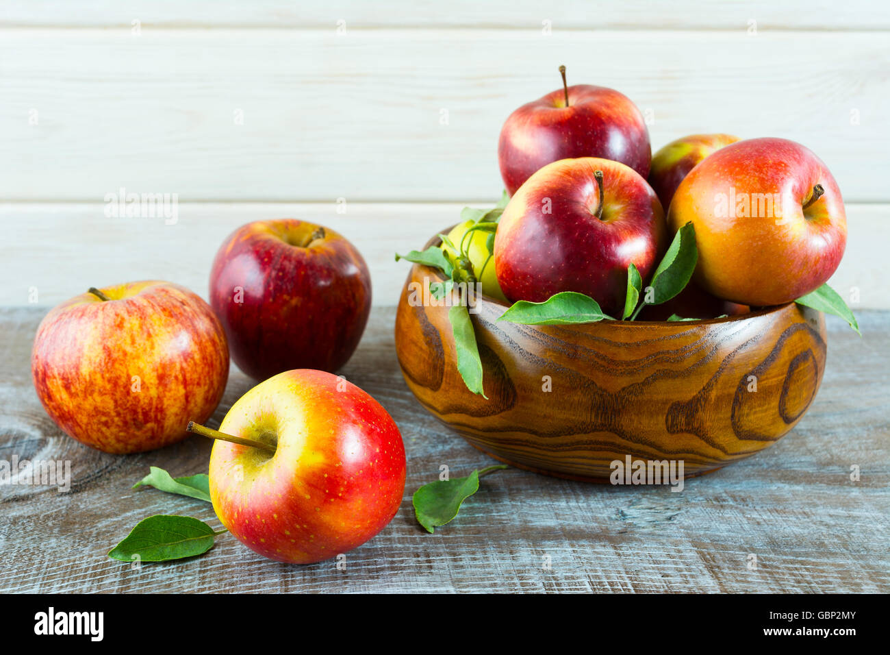 Mele fresche nella ciotola di legno. Frutti maturi come mangiare sano o cibo vegetariano concetto. Foto Stock