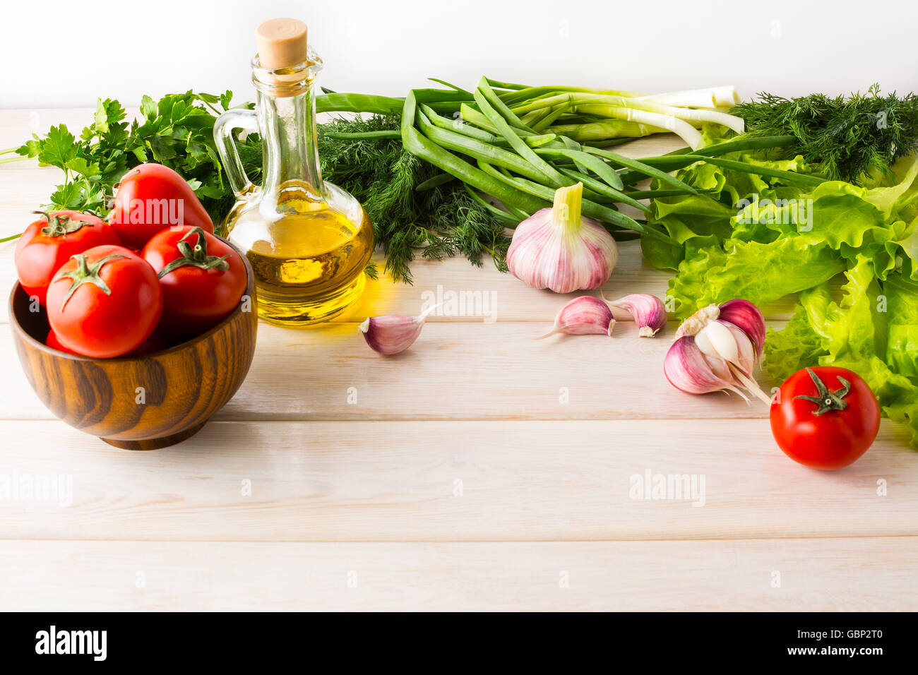 Mangiare sano concetto con verdura matura e olio di oliva. Verdure fresche. Vegetariano vegano cibo sano. Foto Stock