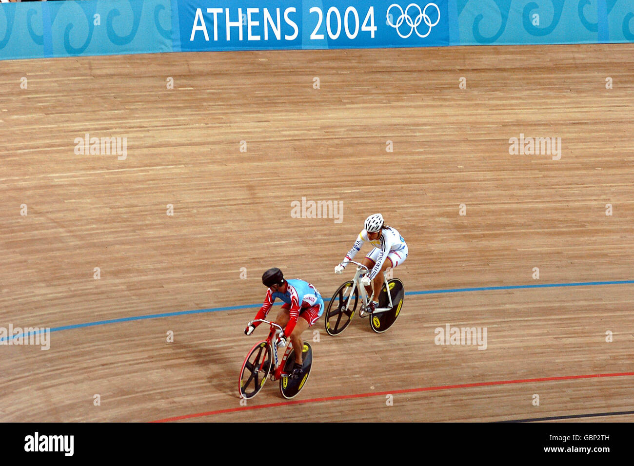Ciclismo - Giochi Olimpici di Atene 2004 - Sprint femminile - Quaterfinal. Il canadese Lori-Ann Muenzer (l) guarda indietro per controllare la distanza del suo oppenente veneziana Daniela Greluis Larreal Chrinos (r) Foto Stock