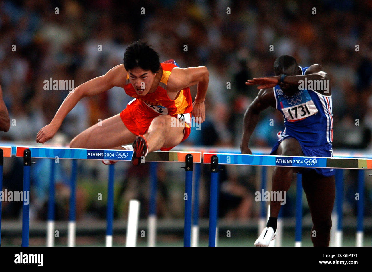 Atletica - Giochi Olimpici di Atene 2004 - Hurdles da 110 m - finale. Il Xiang Liu cinese si è fatto strada per rompere il record olimpico e vincere la medaglia d'oro nei 110m ostacoli Foto Stock