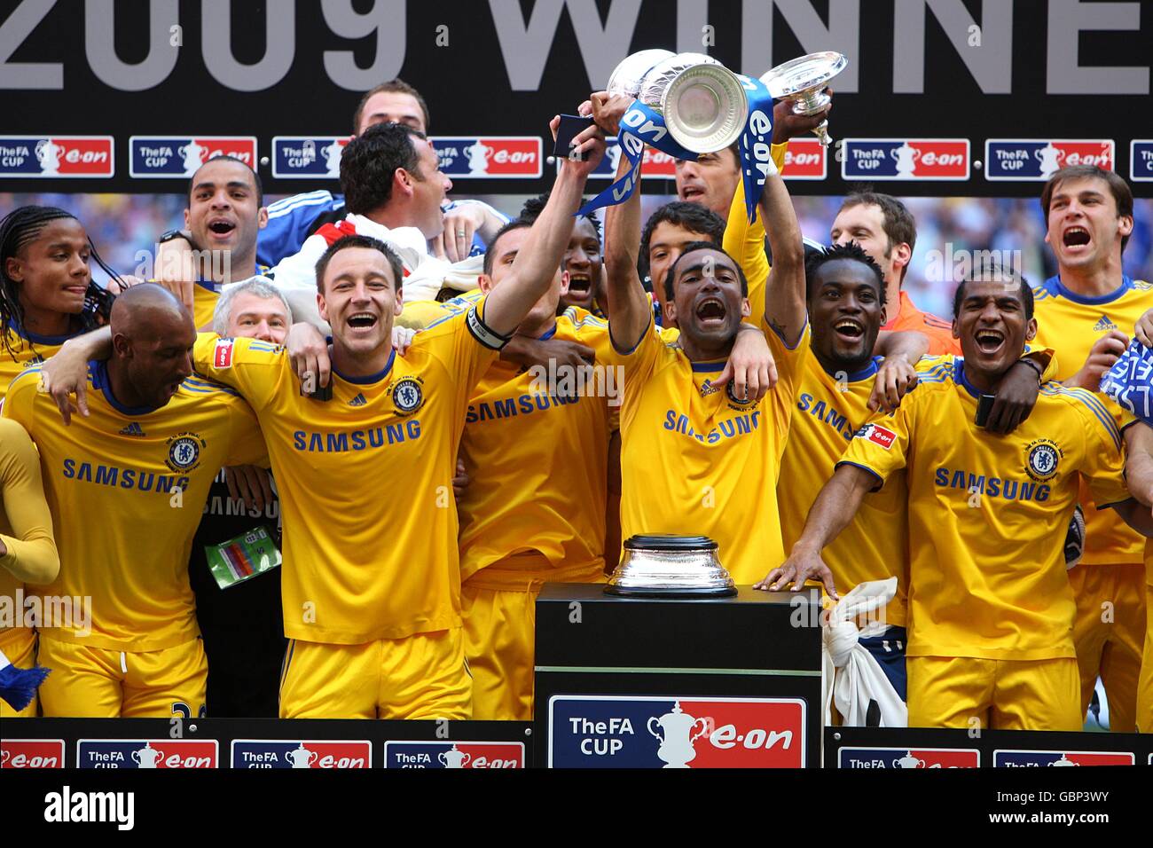 Calcio - fa Cup - finale - Chelsea v Everton - Stadio di Wembley. I giocatori di Chelsea festeggiano con il trofeo Foto Stock