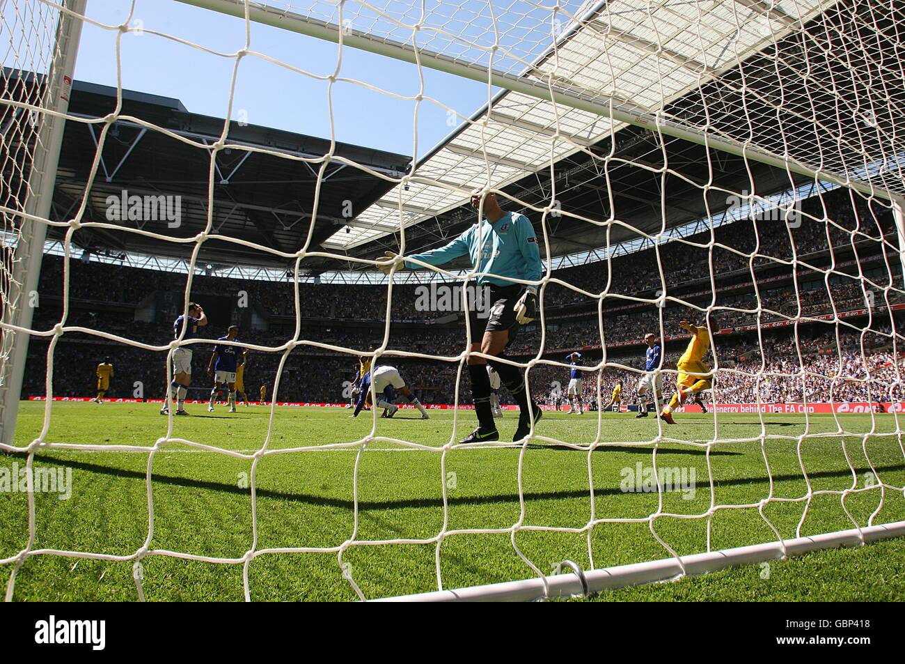 Didier Drogba di Chelsea (a destra) celebra dopo aver segnato l'equalizzatore come Tim Howard, portiere di Everton, si alza in piedi e viene espulso Foto Stock