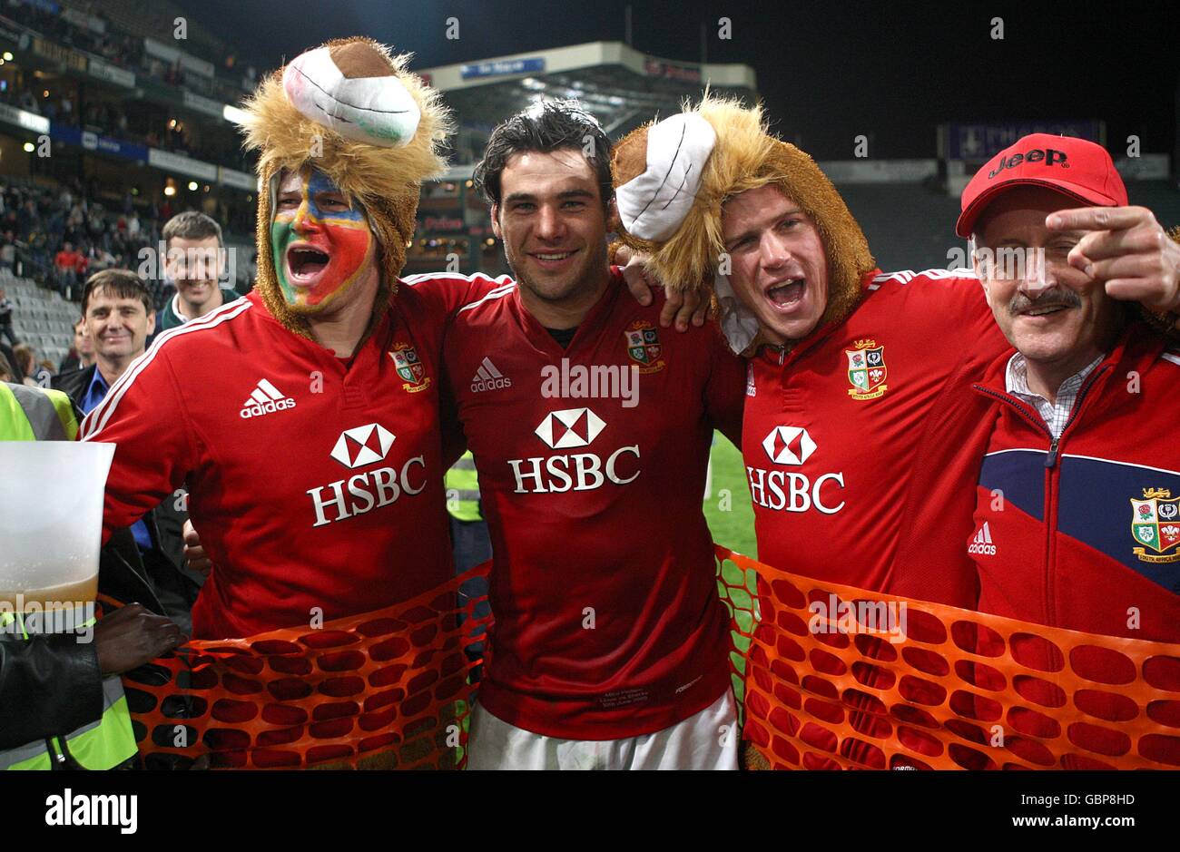 Mike Phillips (al centro) dei Lions britannici e irlandesi celebra la vittoria con i tifosi, dopo il fischio finale. Foto Stock