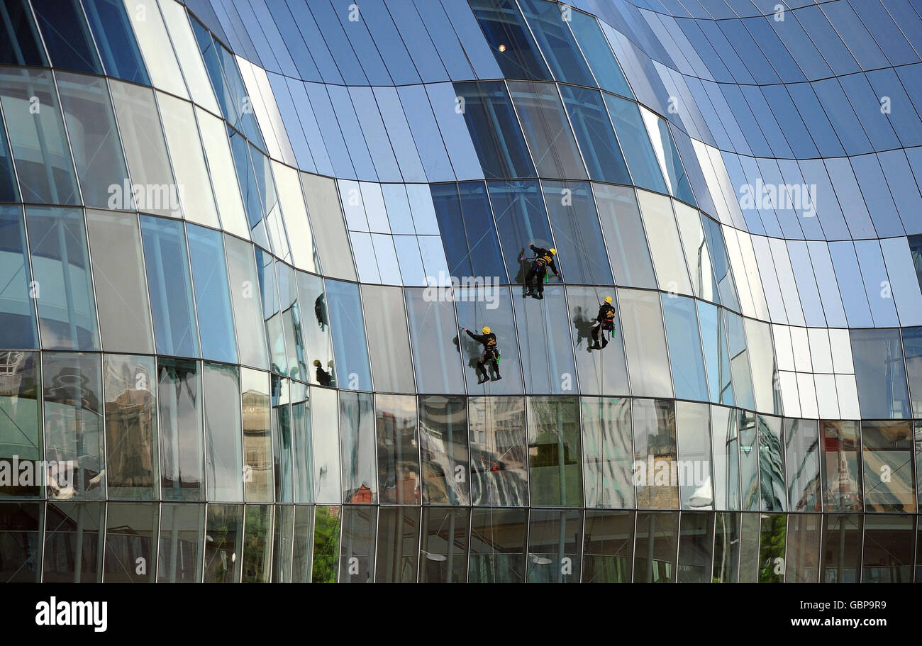 Pulizia delle finestre in alto il Sage Music Center a Gateshead, Newcastle, oggi. Foto Stock