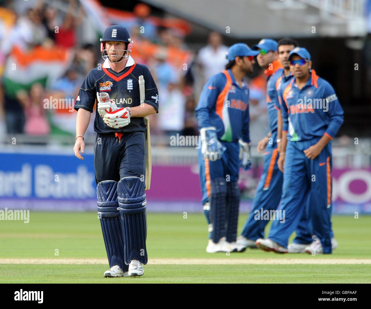 Il capitano dell'Inghilterra Paul Collingwood lascia il campo dopo essere uscito dalla lbw per lo Zaheer Khan indiano durante la partita ICC World Twenty20 Super Eights a Lord's, Londra. Foto Stock