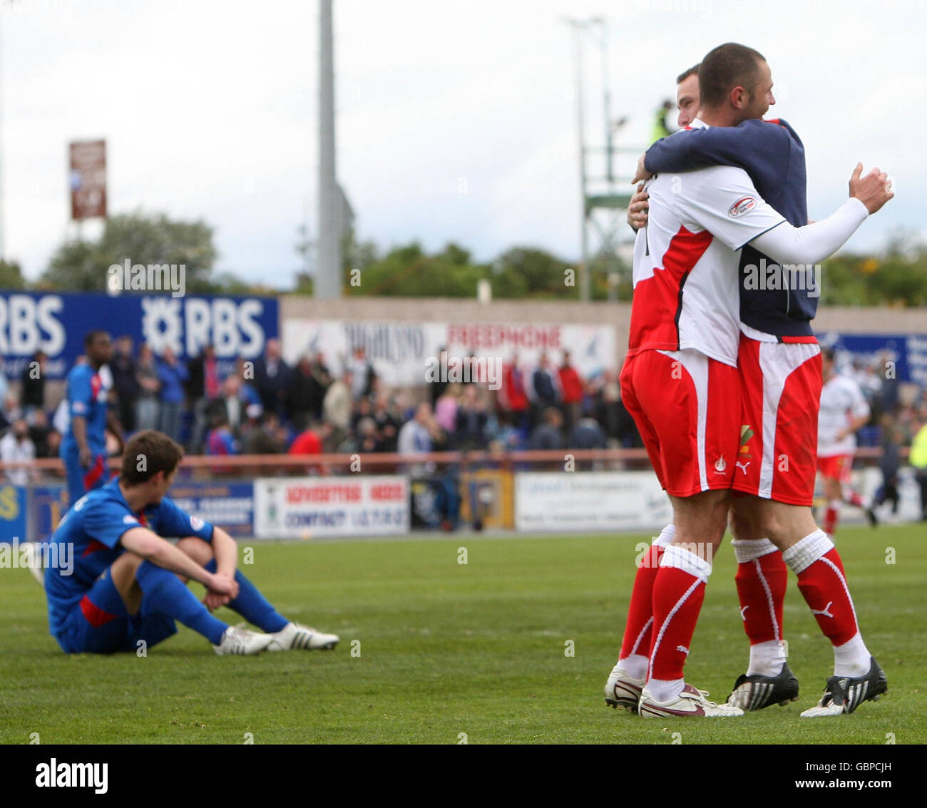 Michael Higdon di Falkirk e Steve Lovell (a destra) festeggiano come Andy Barrowman di Inverness (a sinistra) si siede in disparte durante la partita della Clydesdale Bank Premier League al Tulloch Caledonian Stadium di Inverness. Foto Stock