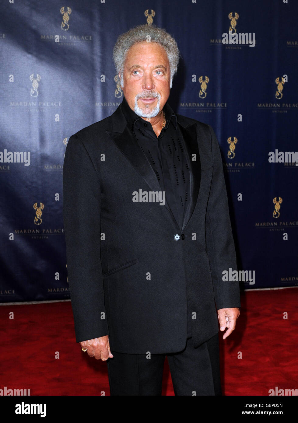 Tom Jones arriva per la festa di apertura del Mardan Palace hotel ad Antalya, Turchia. PREMERE ASSOCIAZIONE foto. Data immagine: Sabato 23 maggio 2009. Il resort di lusso ha un costo di 1.4 miliardi di dollari da creare e ha la più grande piscina del Mediterraneo completa di Gondalas per navigare gli ospiti intorno. Sono presenti 15 bar e 10 ristoranti a la carte. Il credito fotografico dovrebbe essere: Filo Zak Hussein/PA Foto Stock