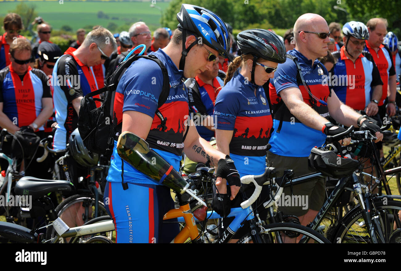 Il sergente Darren Fuller, del secondo Battaglione, Parachute Regiment, (centro a sinistra) partecipa a un minuto di silenzio mentre si unisce ad altri ciclisti aiutanti per la raccolta di fondi degli Eroi mentre partirono dal Defense College of Police and Guarding, Southwick Park, Hants, sulla Band of Brothers Battlefield Bike Ride. Foto Stock