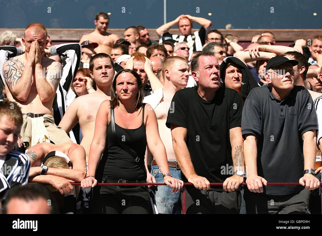 I fan di Newcastle United vengono lasciati espulsi nei supporti come il loro lato cade 1-0 dietro Foto Stock