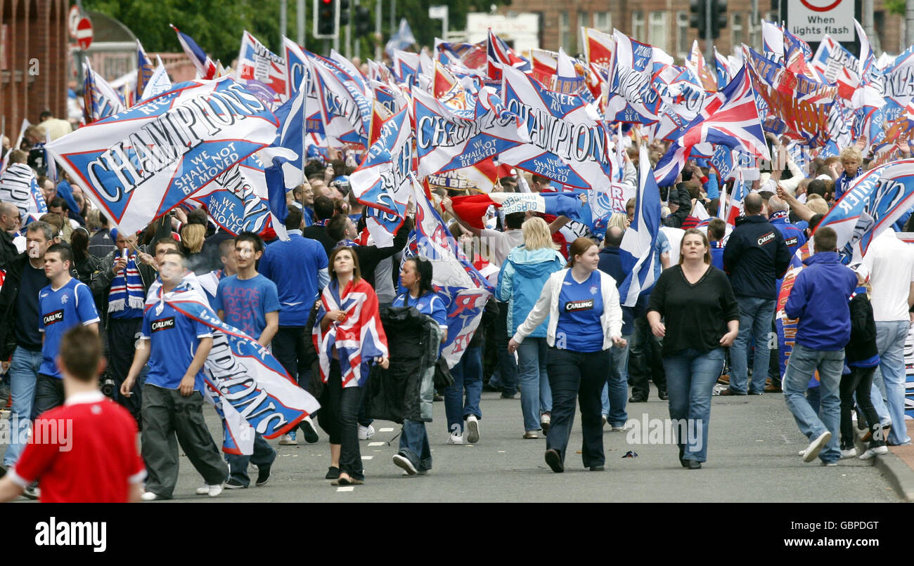 I Rangers vincono la Scottish Premier League 2009. I fan di Rangers festeggiano di diventare campioni della Premier League scozzese, fuori dallo stadio Ibrox di Glasgow. Foto Stock