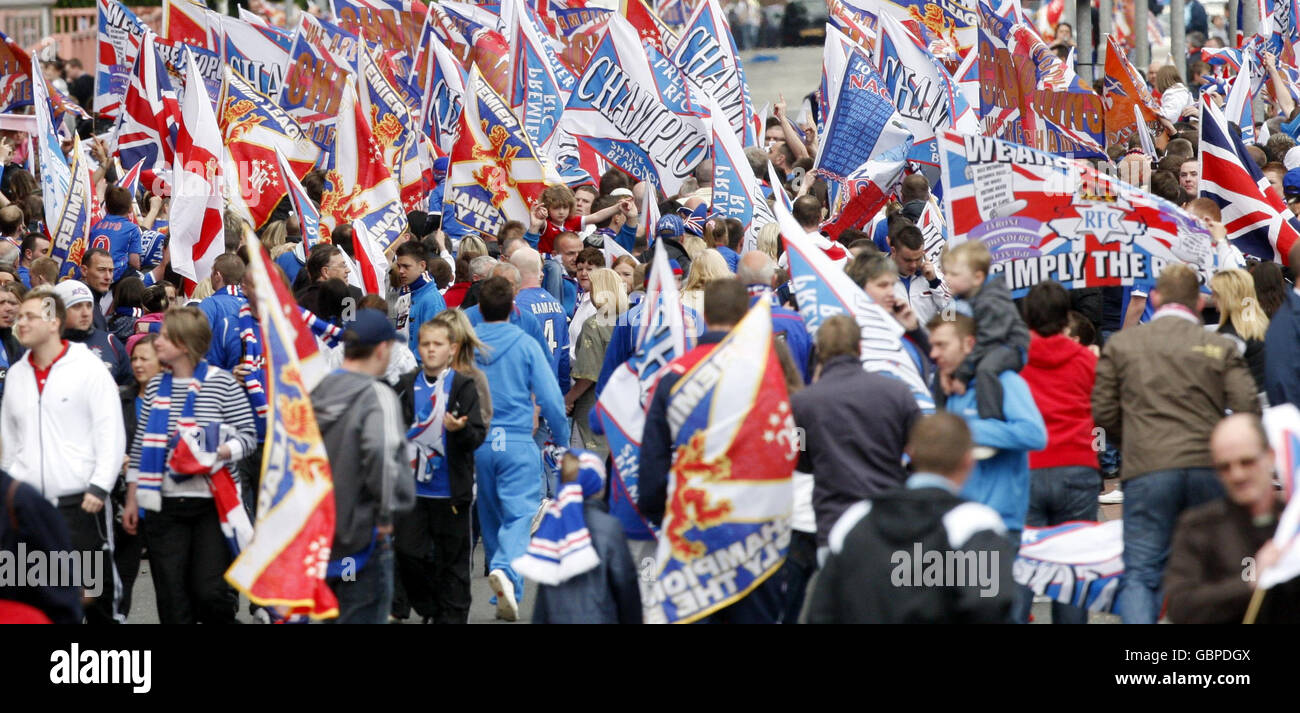 I fan dei Rangers festeggiano il loro ruolo di campione scozzese della Premier League, fuori dallo stadio Ibrox di Glasgow. Foto Stock