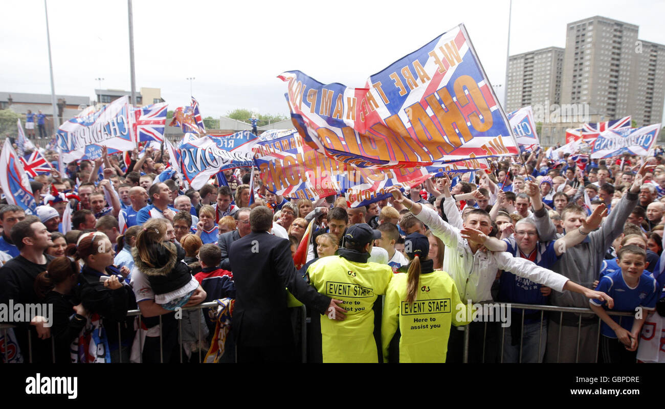 I Rangers vincono la Scottish Premier League 2009. I fan di Rangers festeggiano di diventare campioni della Premier League scozzese, fuori dallo stadio Ibrox di Glasgow. Foto Stock