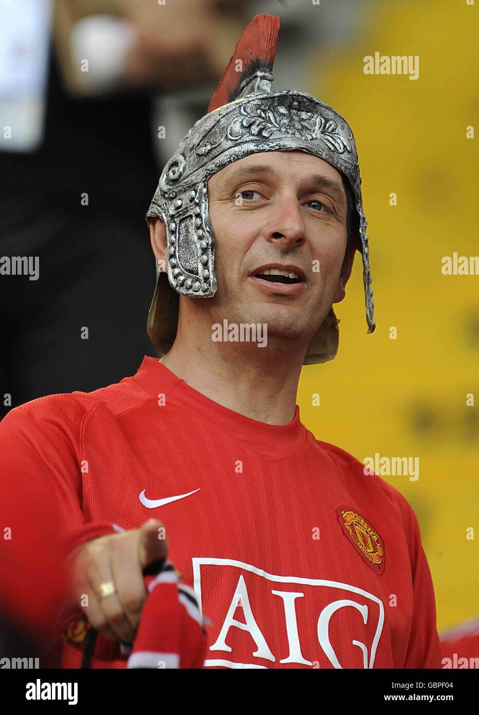 Un sostenitore della Manchester United indossa un casco romano nelle tribune prima della finale della UEFA Champions League allo Stadio Olimpico di Roma. Foto Stock