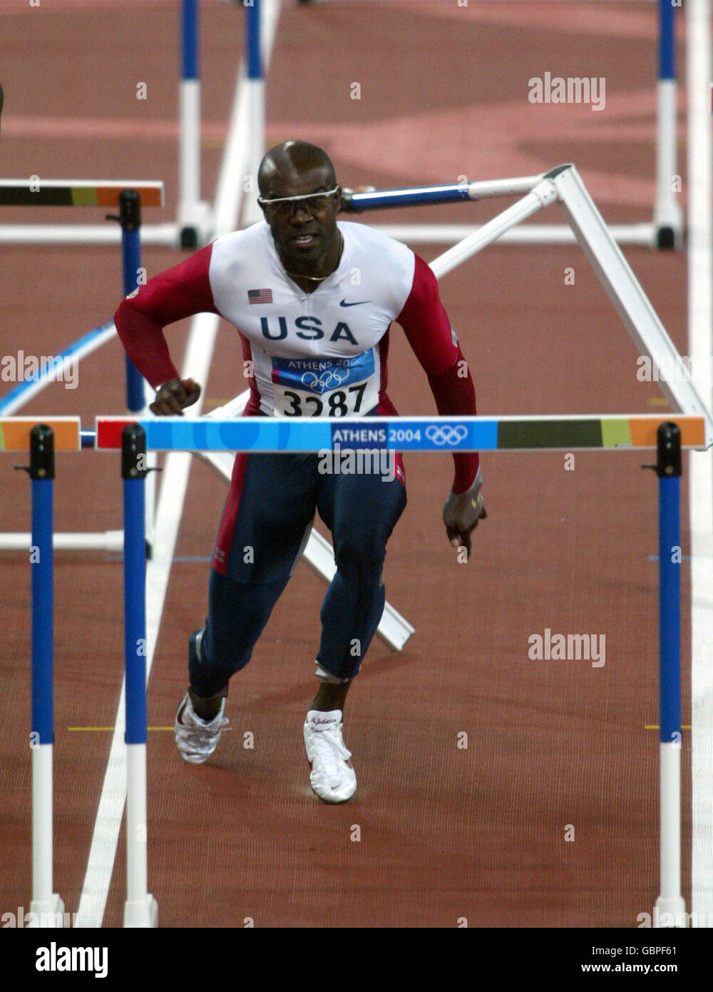 Allan Johnson degli Stati Uniti inciampa dopo aver colpito il 2 ° da ultimo Hurdle nel calore semifinale di 110 m degli uomini Foto Stock