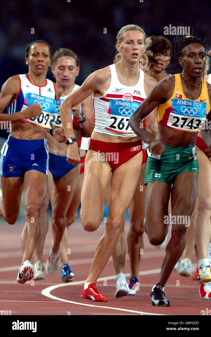 Atletica - Giochi Olimpici di Atene 2004 - 1500 m donne - semifinale due. La Gran Bretagna Kelly Holmes si muove da dietro per finire secondo nella sua semifinale e assicurandosi il suo posto nella finale Foto Stock