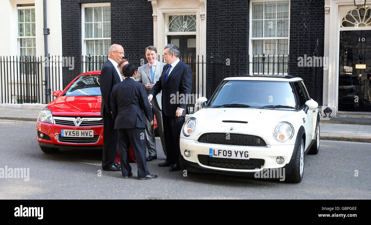 Il primo ministro Gordon Brown e il segretario alle imprese Peter Mandelson incontrano i nuovi acquirenti di automobili che hanno utilizzato il programma di rottamazione del governo a Downing Street, nel centro di Londra. Foto Stock