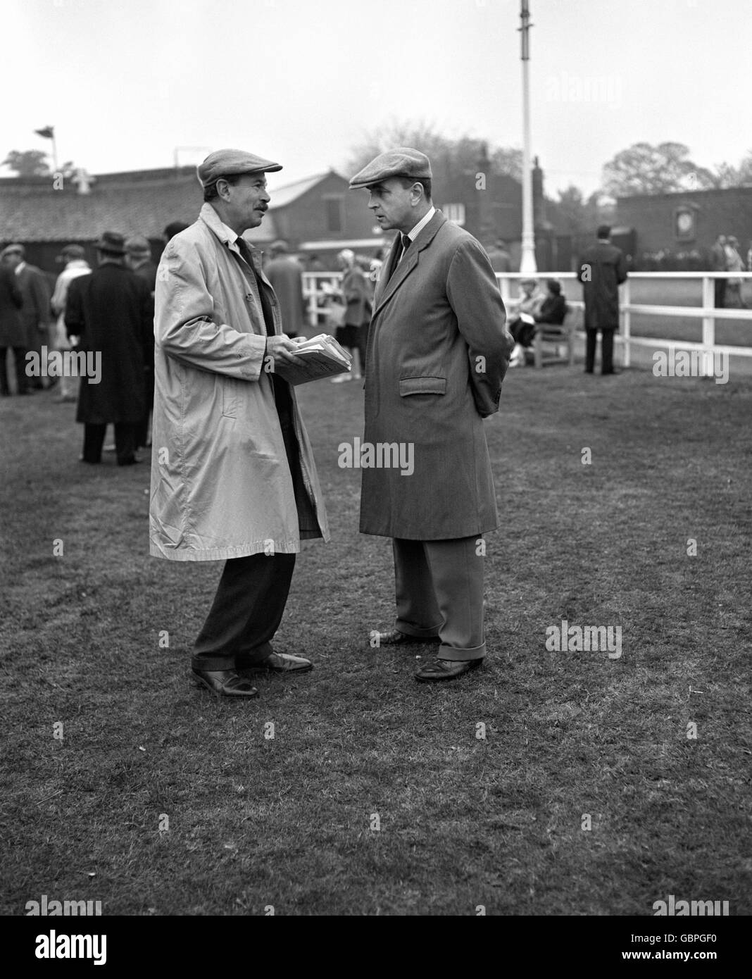 Da sinistra a destra, MR Hedges e allevatore di cavalli e proprietario Arthur Budgett presso le Houghton Yearling Sales di Newmarket. Foto Stock