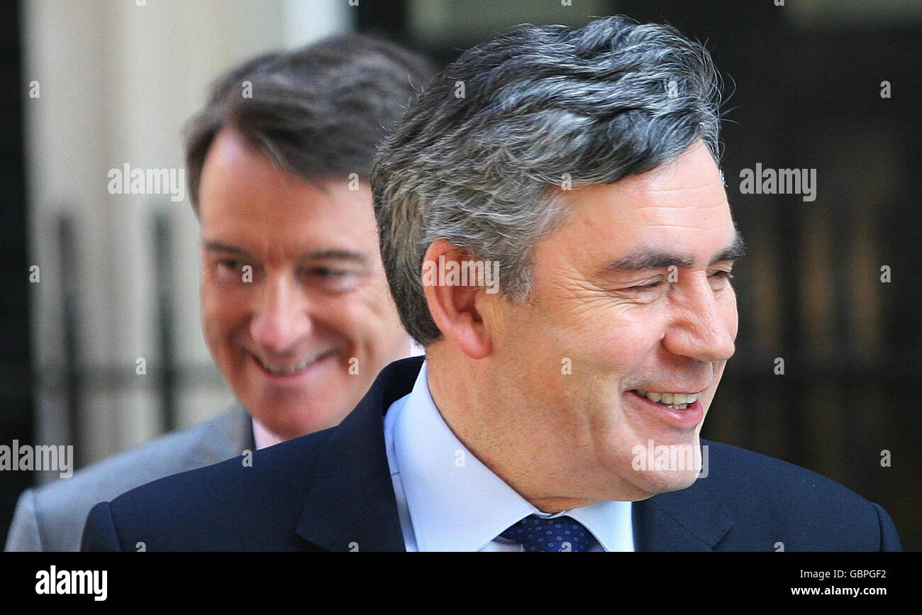 Il primo ministro Gordon Brown e il segretario alle imprese Peter Mandelson incontrano i nuovi acquirenti di automobili che hanno utilizzato il programma di rottamazione del governo a Downing Street, nel centro di Londra. Foto Stock