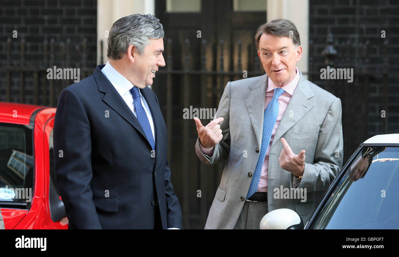 Il primo ministro Gordon Brown e il segretario alle imprese Peter Mandelson incontrano i nuovi acquirenti di automobili che hanno utilizzato il programma di rottamazione del governo a Downing Street, nel centro di Londra. Foto Stock