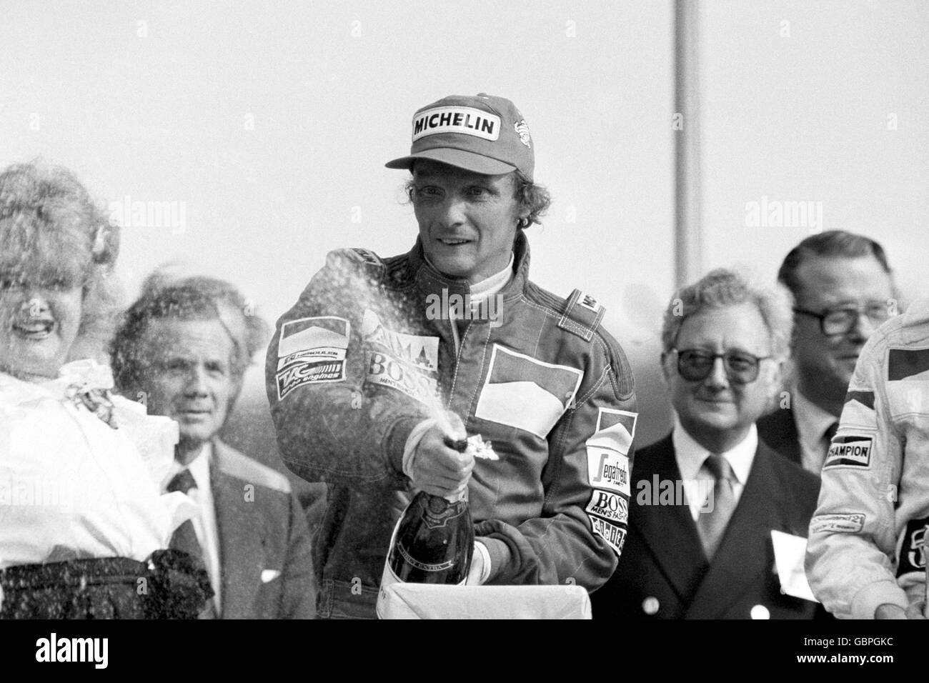 Formula uno Motor Racing - Gran Premio di Gran Bretagna - Brands Hatch. L'austriaco Niki Lauda celebra la vittoria nel Gran Premio di Gran Bretagna a Brands Hatch dopo aver vinto la sua Marlboro McLaren Foto Stock