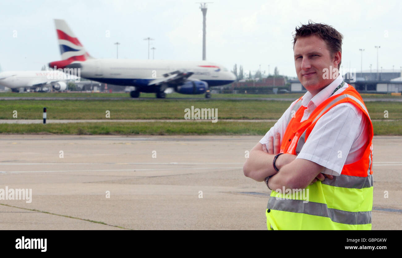 Airside Operations Duty Manager Mark Sandford presso l'aeroporto di Heathrow, Middlesex Foto Stock