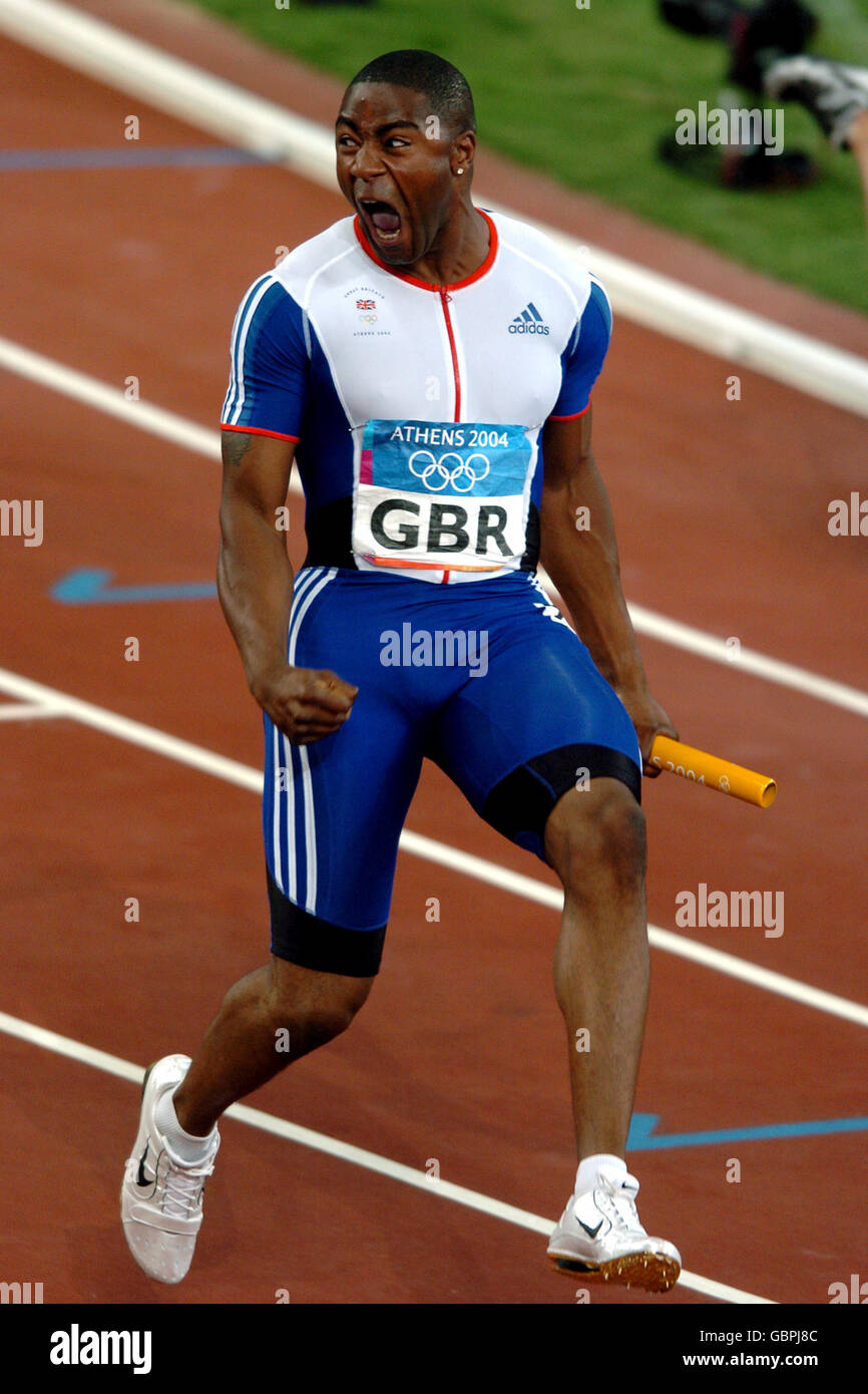 Mark Lewis-Francis della Gran Bretagna attraversa la linea in incredulità come lui e la sua squadra vincono la medaglia d'oro Foto Stock