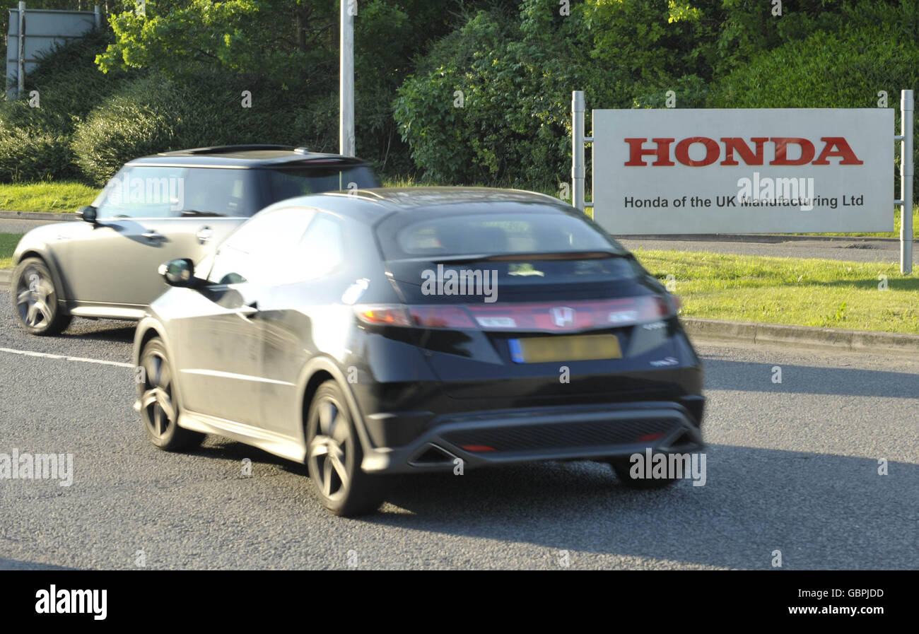 Le auto attraversano l'ingresso principale dello stabilimento Honda di Swindon. Migliaia di lavoratori automobilistici riprenderanno oggi la produzione dopo un periodo di licenziamento di quattro mesi in uno dei più grandi impianti del Regno Unito. Foto Stock