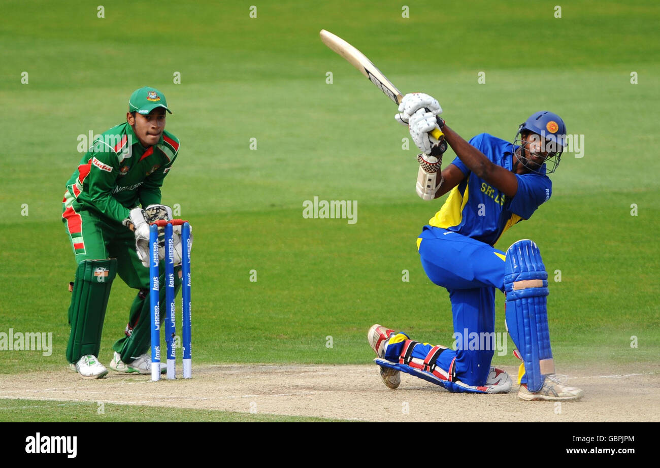 Jehan Mubarak dello Sri Lanka ha colpito un confine contro il Bangladesh durante la partita di riscaldamento della Coppa del mondo Twenty20 a Trent Bridge, Nottingham, Foto Stock