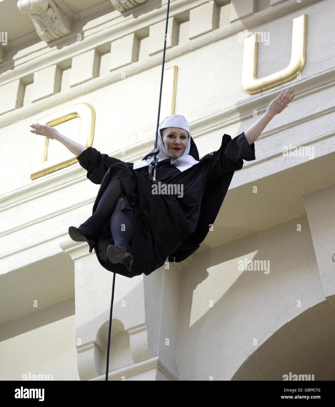 Le monache abseil fuori del teatro, durante la notte stampa di Sister Act: Il Musical al London Palladium nel centro di Londra. Foto Stock