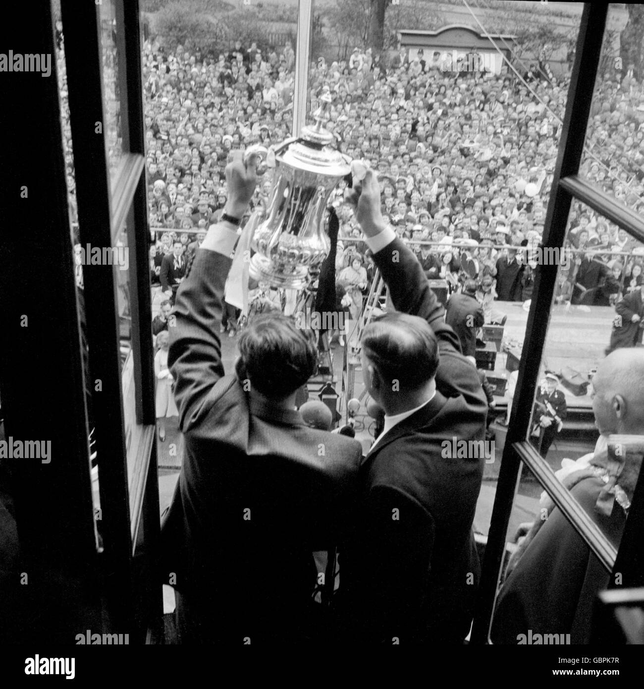 Il capitano Tottenham Hotspur Danny Blanchflower (l) e il manager Bill Nicholson (r) mostrano la fa Cup a migliaia di tifosi giubilanti dal balcone del municipio di Tottenham, dove il team ha ricevuto un ricevimento civico il giorno dopo il trionfo finale della Coppa Foto Stock