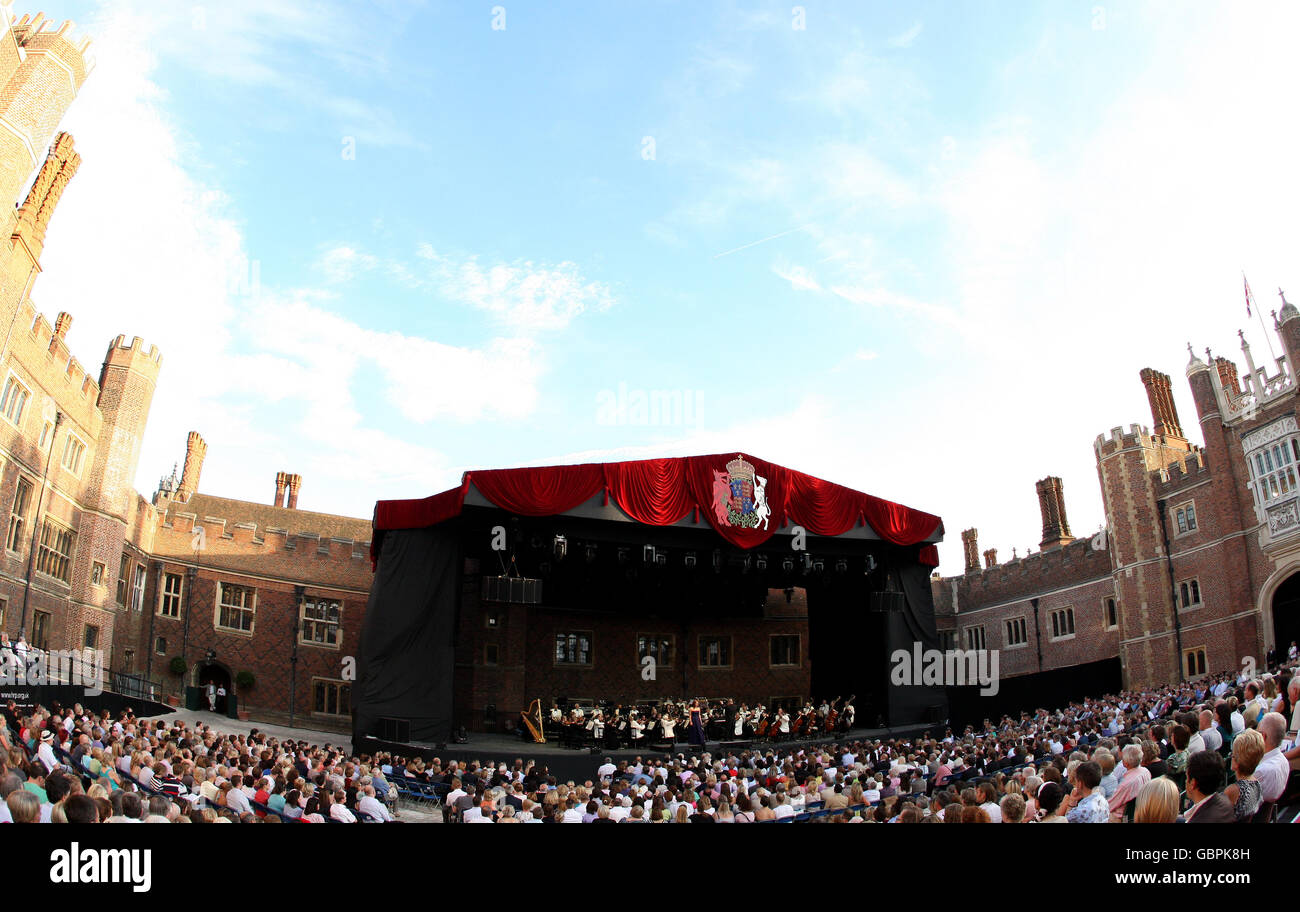 Vista generale della prima notte dell'Hampton Court Palace Festival 2009, presso Hampton Court Palace Palace, Surrey. Foto Stock
