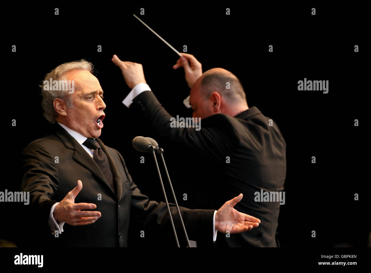 Jose Carreras si esibisce alla prima notte dell'Hampton Court Palace Festival 2009, all'Hampton Court Palace Palace, Surrey. Foto Stock