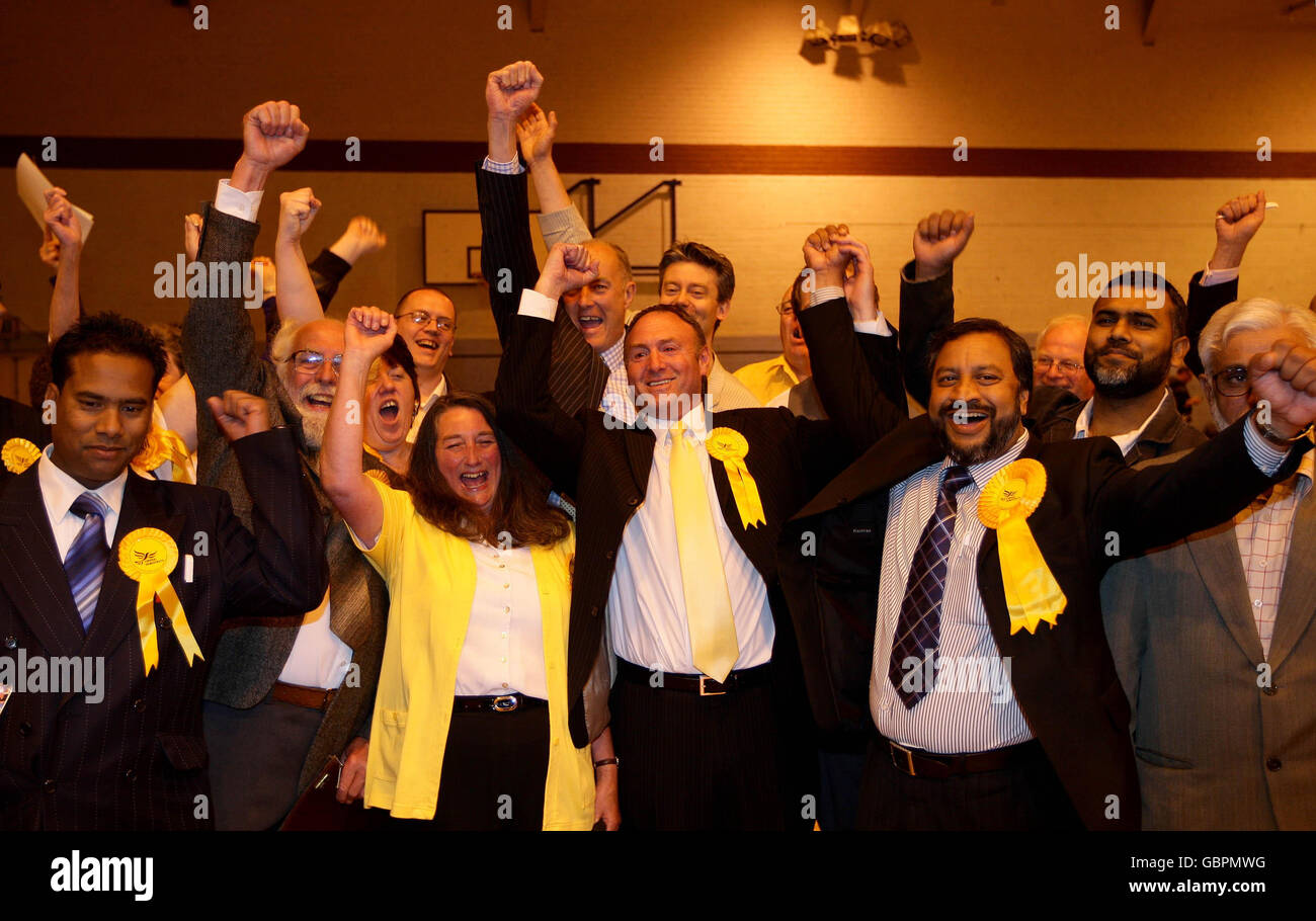 I Demorcrati liberali celebrano Jeff Sumner (centro) conquistando il suo posto al Lancashire County Council dopo il conte al Turf Moor Leisure Centre di Burnley. Foto Stock