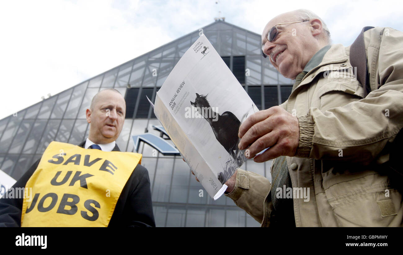 Un manifestante parla con un azionista esterno al SECC di Glasgow prima dell'AGM del Lloyds Banking Group. Foto Stock