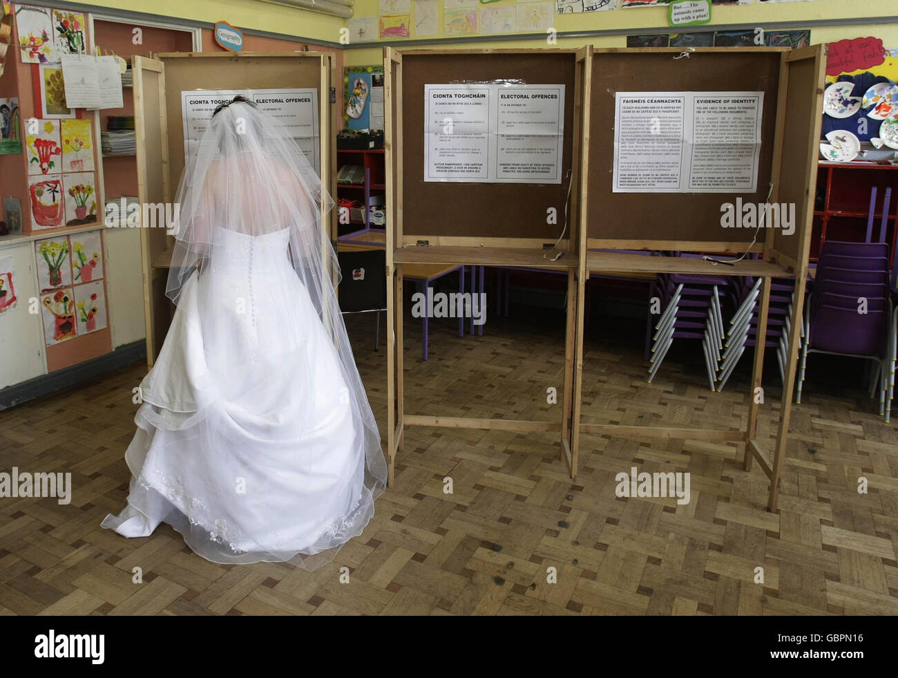 Sposa Lorraine Cullen prende tempo dal suo giorno di nozze per lanciare un voto nelle elezioni locali ed europee di oggi alla scuola primaria St Michaels, Athy Co Kildare. Foto Stock