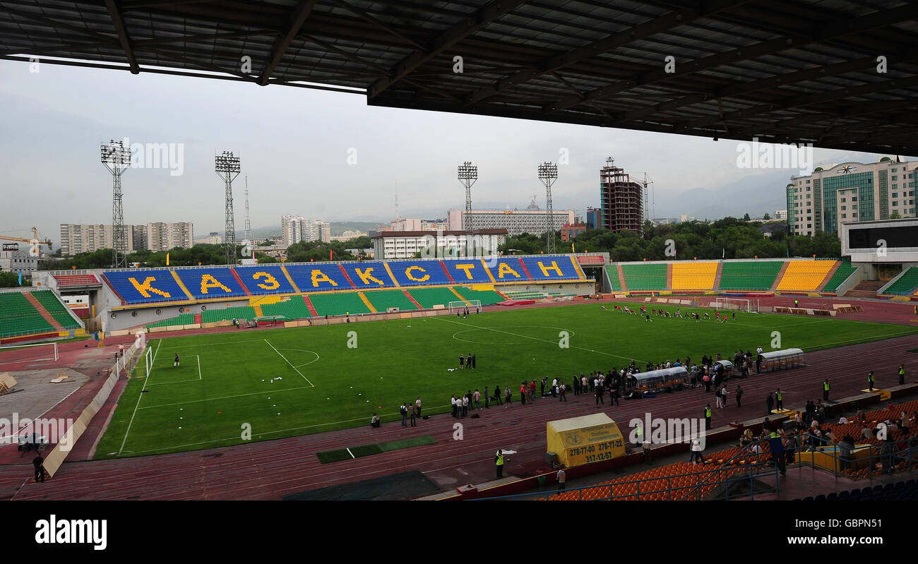 Giocatori inglesi durante una sessione di allenamento al Central Stadium di Almaty, Kazakistan. Foto Stock