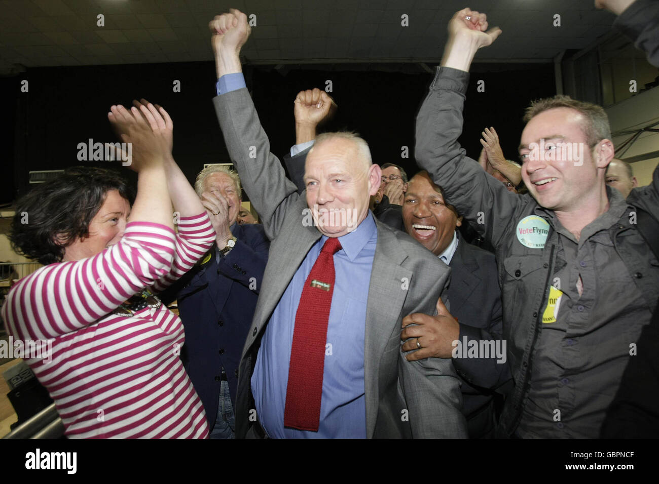 Mannix Flynn (centro) celebra la sua elezione al consiglio comunale di Dublino al RDS di Dublino. Foto Stock