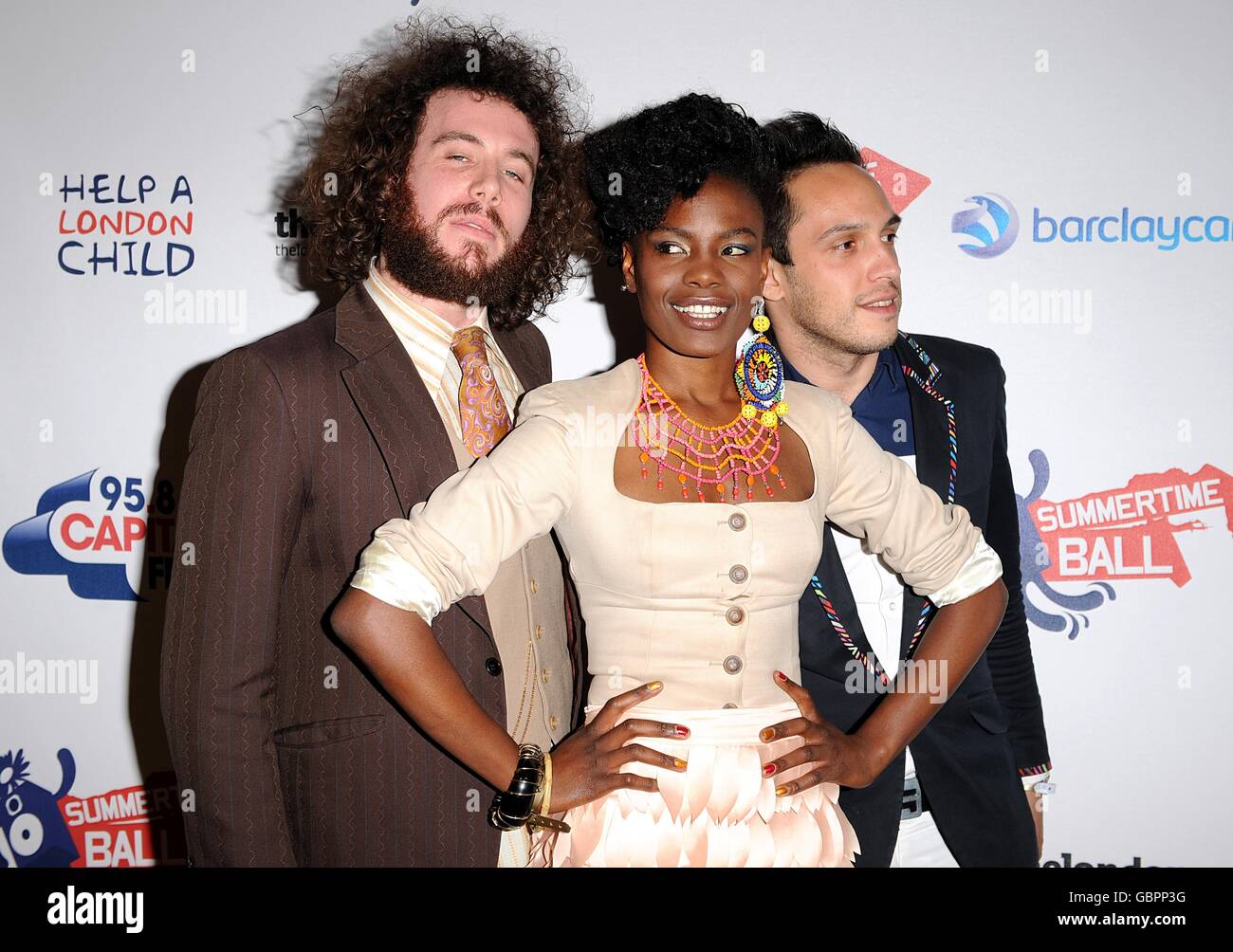 I Noisettes nella corsa di stampa al pallone Summertime di capitale 95.8 con Barclaycard all'Emirates Stadium. Foto Stock