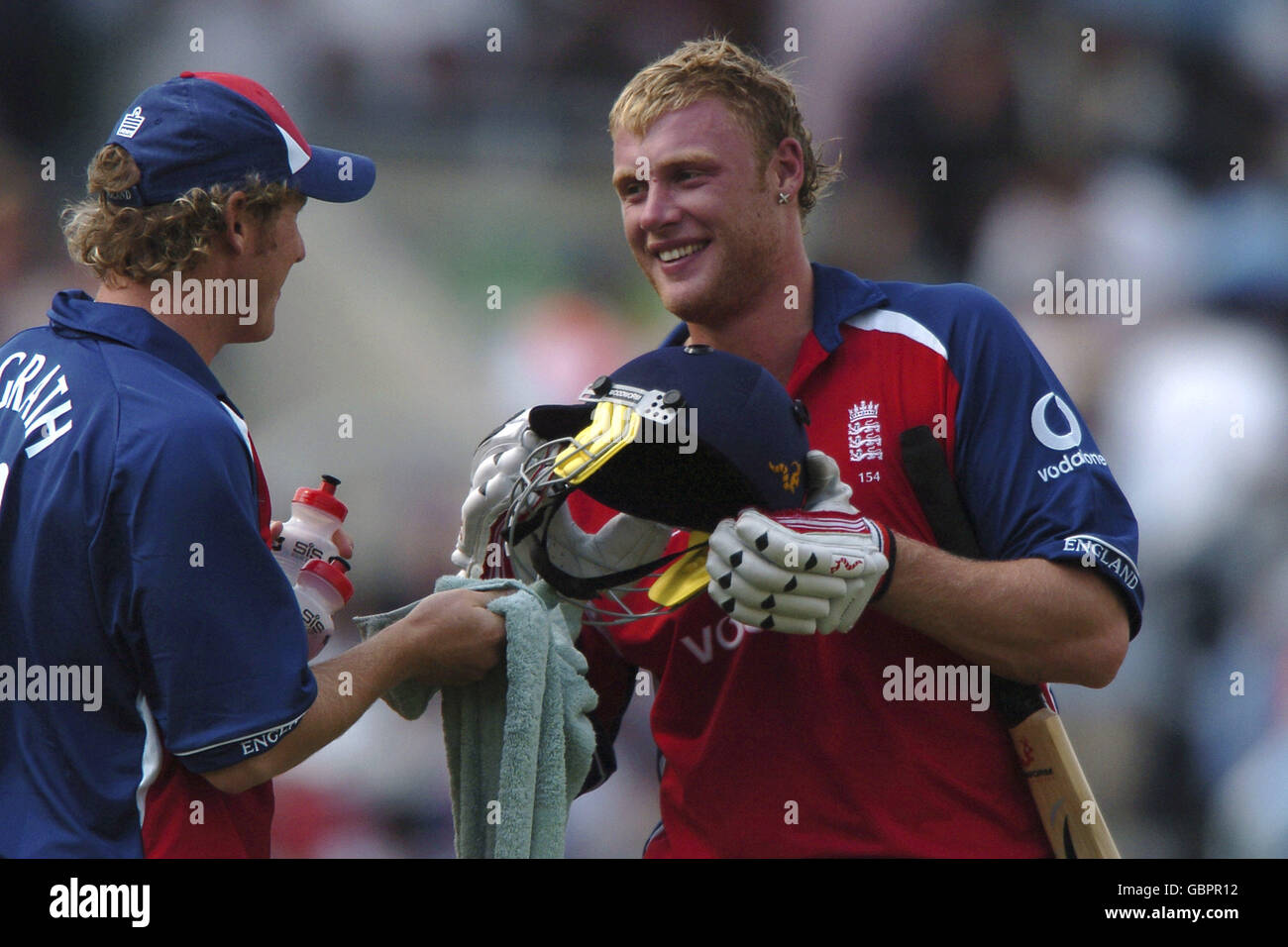 Cricket - NatWest Challenge - Inghilterra / India. Andrew Flintoff (r), l'inglese, sorride con il compagno di squadra Anthony McGrath Foto Stock