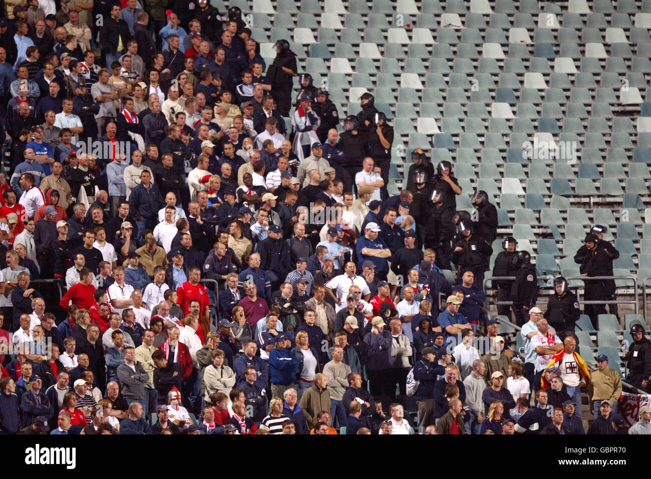 Calcio - Coppa del mondo FIFA 2006 Qualifier - Gruppo sei - Polonia / Inghilterra. I tifosi inglesi sono sorvegliati dalla polizia polacca Foto Stock