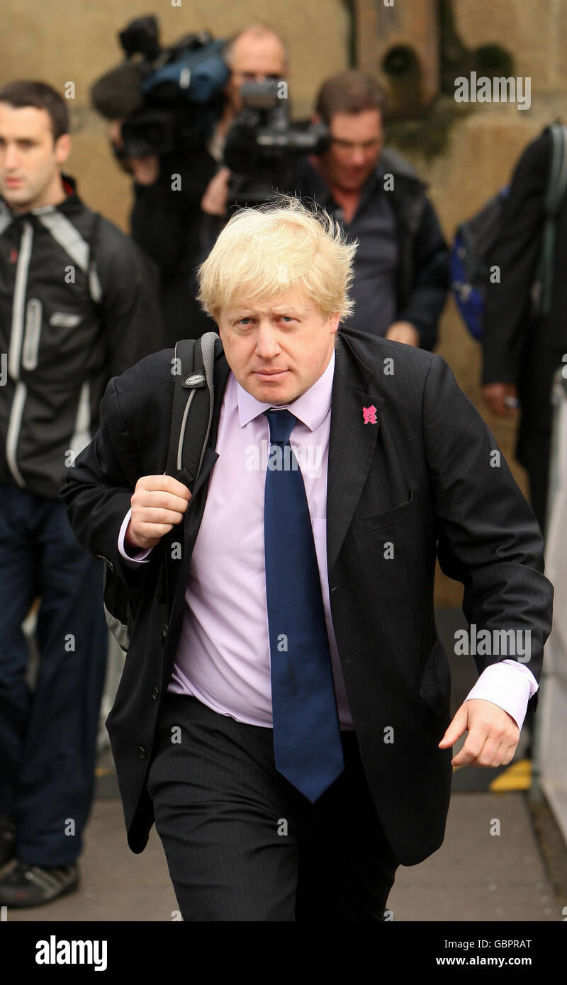 Il sindaco di Londra Boris Johnson e i pendolari attraversano il Victoria Embankment, nel centro di Londra, poiché uno sciopero di 48 ore da parte dell'Unione RMT causa un'ampia disgregazione della metropolitana di Londra. Foto Stock
