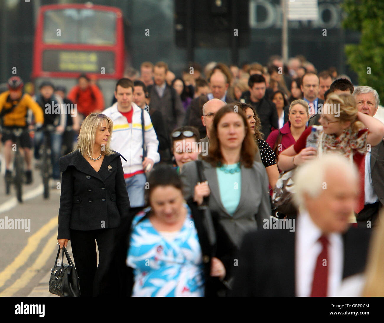 I pendolari attraversano il ponte di Waterloo nel centro di Londra, poiché uno sciopero di 48 ore da parte dell'Unione RMT causa un'interruzione diffusa della metropolitana di Londra. Foto Stock