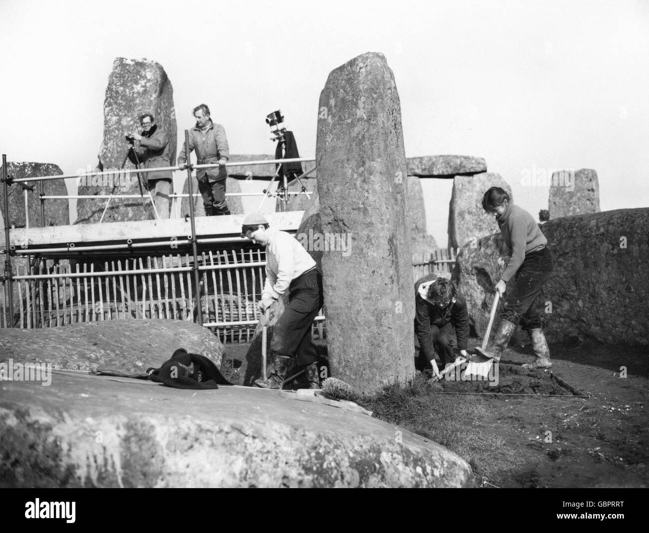 Punti di riferimento - Stonehenge - Riparazione - 1958 Foto Stock