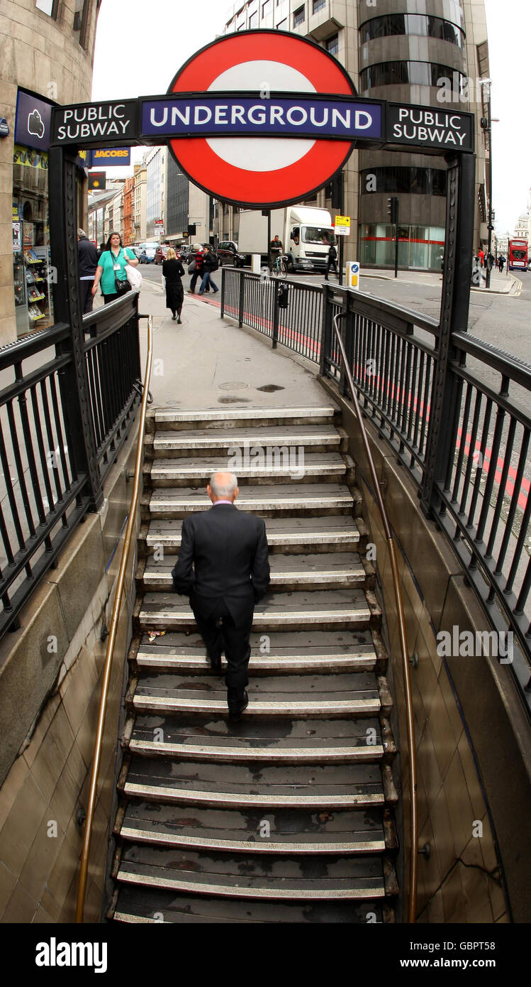 Un uomo lascia una metropolitana alla stazione Monument Underground, nel centro di Londra, poiché uno sciopero di 48 ore da parte dell'RMT Union provoca un'interruzione diffusa della metropolitana di Londra. Foto Stock