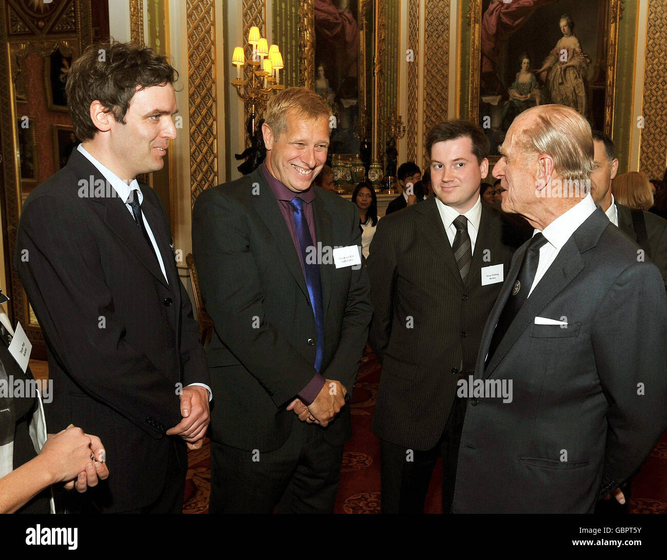 Il Duca di Edimburgo (a destra) che celebra oggi il suo ottantottantesimo compleanno, parla con i giornalisti in una reception per Visit-Britain a Buckingham Palace, nel centro di Londra, questo pomeriggio. Foto Stock