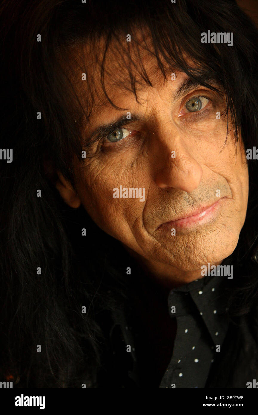 PRODOTTO ALTERNATIVO. Il cantante Alice Cooper partecipa al Saint James Hotel and Club per promuovere il suo nuovo tour "Teatro della morte" nel centro di Londra. Foto Stock