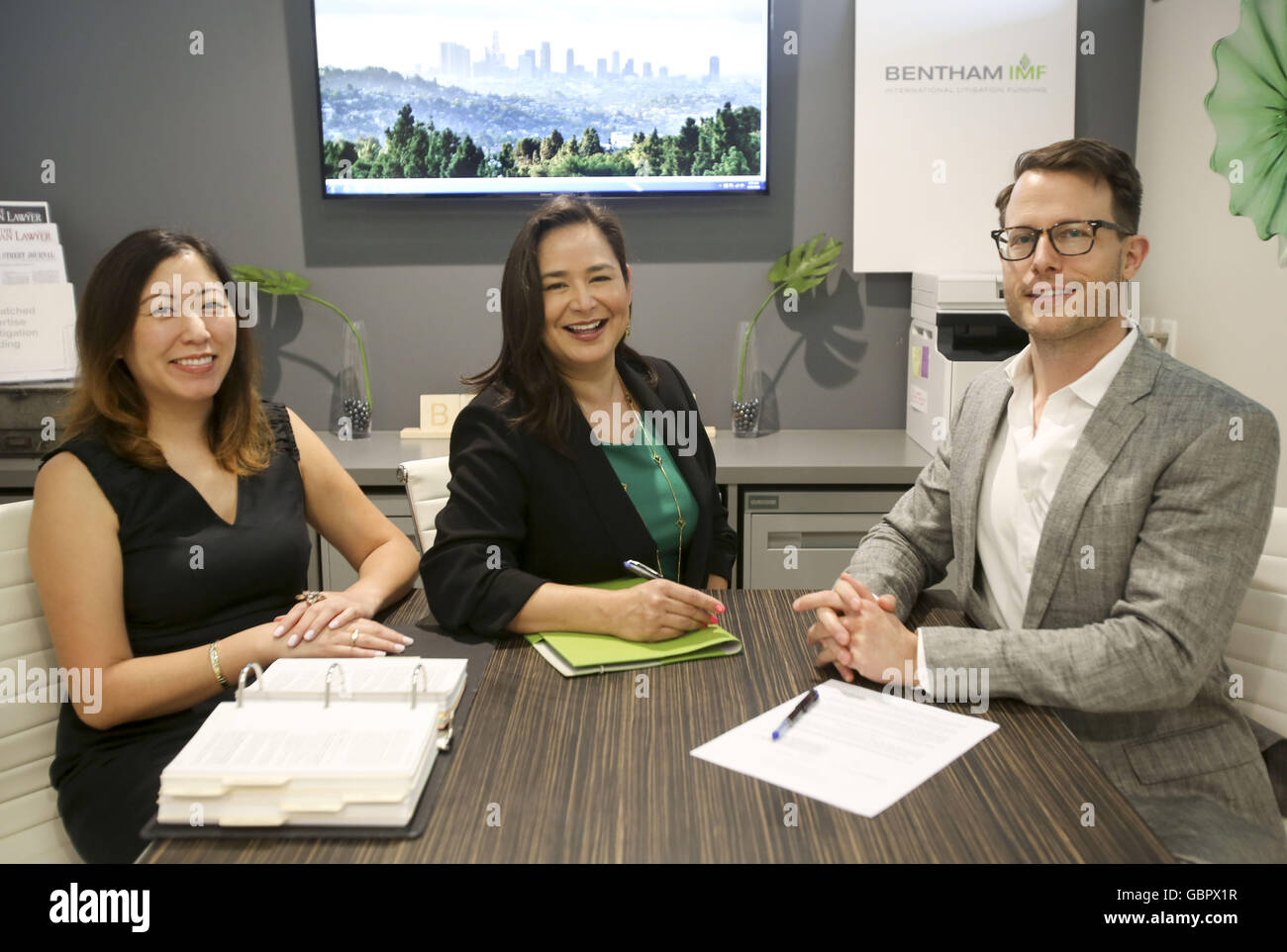 Los Angeles, California, USA. Il 29 giugno, 2016. Kelly Sze, sinistra, Allison guarnitura, centro e David Gallagher di Bentham FMI. © Ringo Chiu/ZUMA filo/Alamy Live News Foto Stock