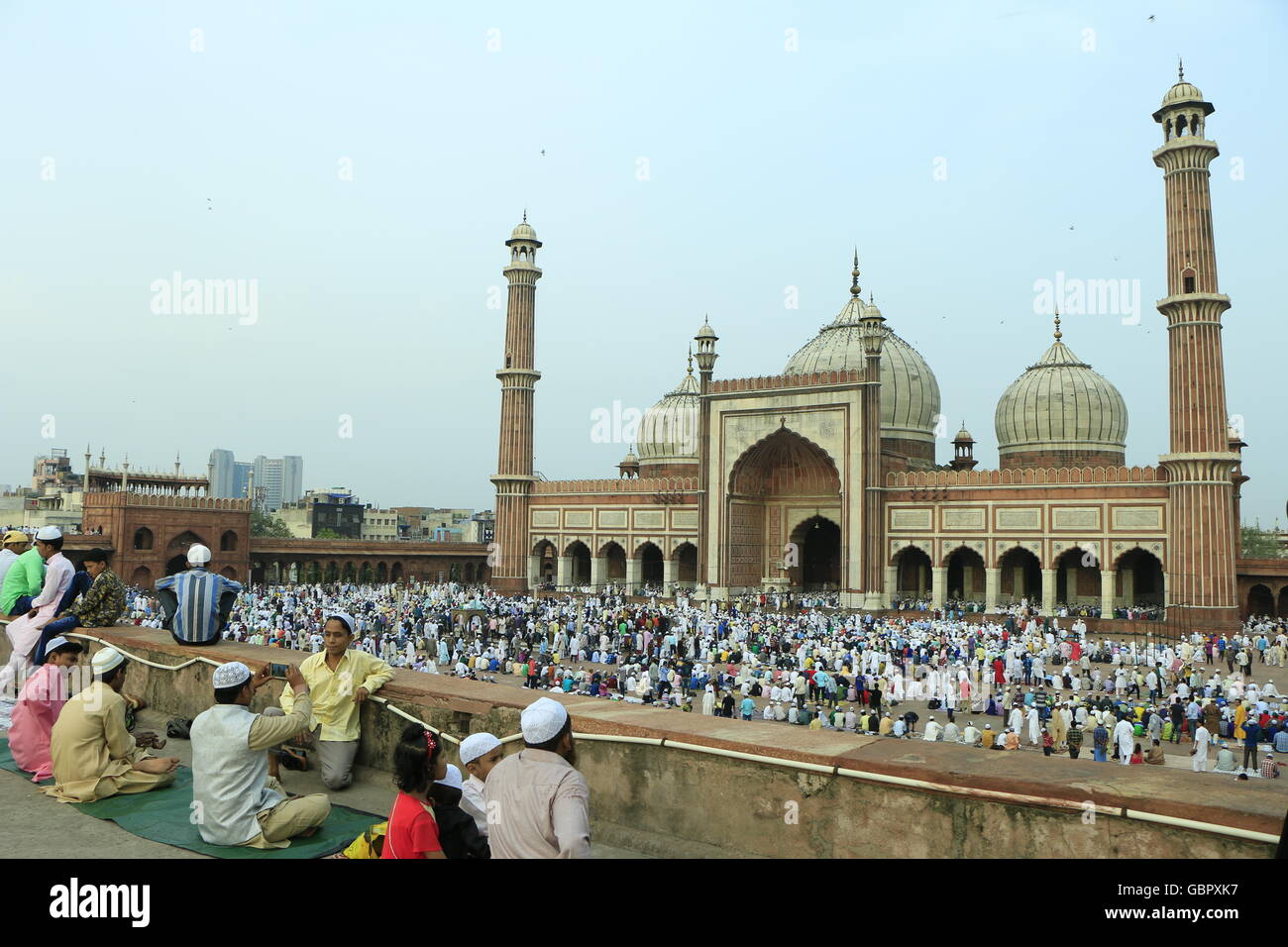 Nuova Delhi, India. 6 Luglio 2016. Colpo di Jama Masjid in occasione di Eid. Persone che pregano alla Moschea di Jama Masjid sull'EID dopo il mese santo del Ramadan. La famosa moschea di Delhi - Jama MASJID nella VECCHIA DELHI, INDIA Foto Stock