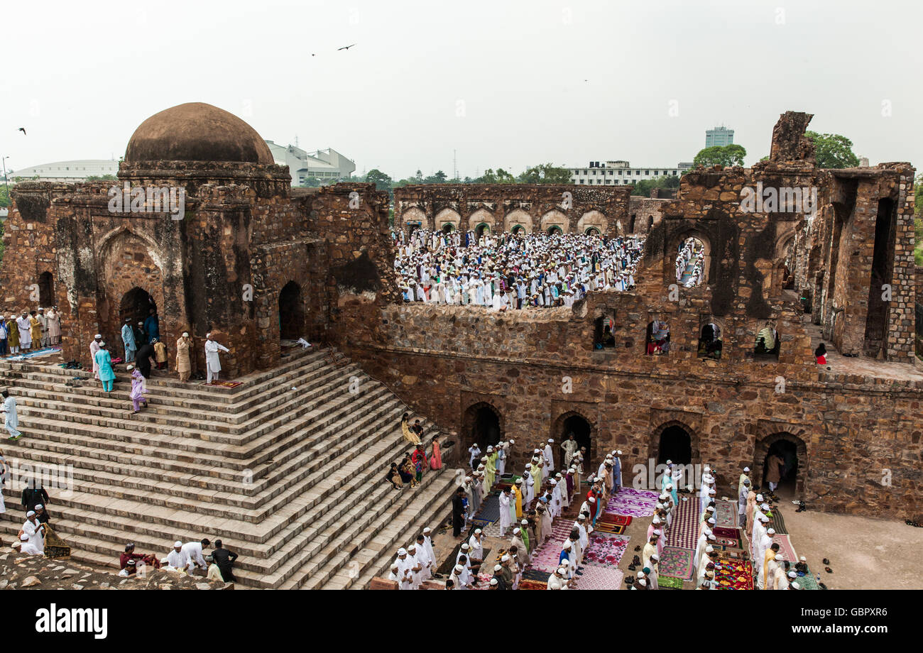 New Delhi, India. 7 Luglio, 2016. Musllims offrendo preghiere la mattina del -l'Eid Al Fitr alla Feroz Shah Kotla fort Credito: Abhishek Bali/Alamy Live News Foto Stock